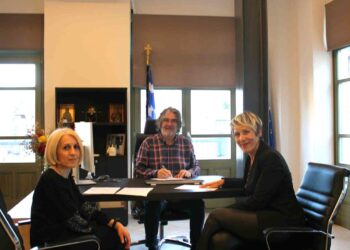 Ο Δήμαρχος Σερβίων Χρήστος Ελευθερίου υπογράφει συμβάσεις με τις δύο νέες μόνιμες υπαλλήλους των παιδικών σταθμών, την Ελένη Λαζαρίδου και τη Γεωργία Σκάρλου, στο γραφείο του δημαρχείου.