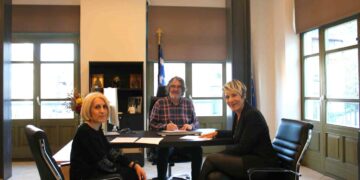 Ο Δήμαρχος Σερβίων Χρήστος Ελευθερίου υπογράφει συμβάσεις με τις δύο νέες μόνιμες υπαλλήλους των παιδικών σταθμών, την Ελένη Λαζαρίδου και τη Γεωργία Σκάρλου, στο γραφείο του δημαρχείου.