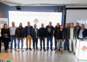 Ομαδική φωτογραφία των συμμετεχόντων στο εκπαιδευτικό σεμινάριο που διοργανώθηκε από το Επιμελητήριο Κοζάνης, τον Ιπποκράτη και τον Μηχανισμό Στήριξης.