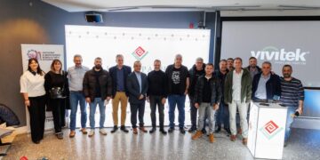 Ομαδική φωτογραφία των συμμετεχόντων στο εκπαιδευτικό σεμινάριο που διοργανώθηκε από το Επιμελητήριο Κοζάνης, τον Ιπποκράτη και τον Μηχανισμό Στήριξης.