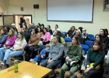 Ένα πλήθος γονέων και εκπαιδευτικών παρακολουθεί την εκδήλωση για τις πρώτες βοήθειες και την παιδική παχυσαρκία στην αίθουσα του Δημοτικού Συμβουλίου Αμυνταίου.