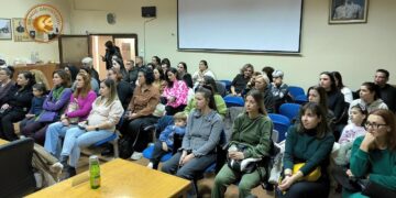 Ένα πλήθος γονέων και εκπαιδευτικών παρακολουθεί την εκδήλωση για τις πρώτες βοήθειες και την παιδική παχυσαρκία στην αίθουσα του Δημοτικού Συμβουλίου Αμυνταίου.