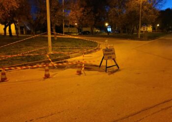 ΕΚΤΑΚΤΟ: “Έσκασε” αγωγός της τηλεθέρμανσης επί της Οδού Ελευθερίας (στον Κυκλικό κόμβο) – Διαρροή υδάτων στο σημείο (ρεπορτάζ της Κούλας Πουλασιχίδου)