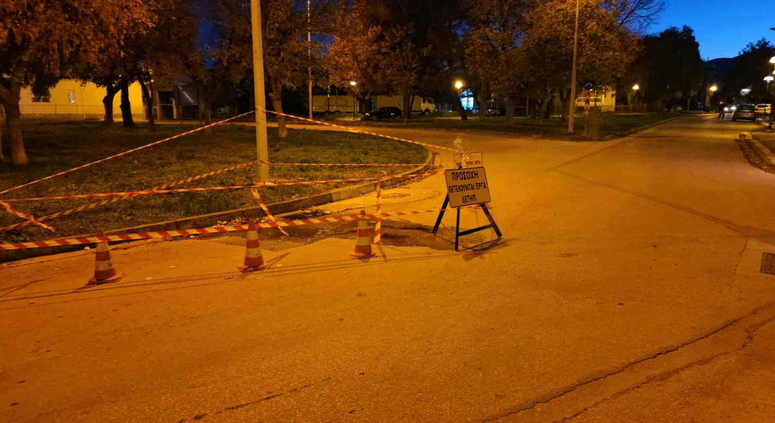 ΕΚΤΑΚΤΟ: “Έσκασε” αγωγός της τηλεθέρμανσης επί της Οδού Ελευθερίας (στον Κυκλικό κόμβο) – Διαρροή υδάτων στο σημείο (ρεπορτάζ της Κούλας Πουλασιχίδου)