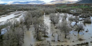 Πλημμύρισε μετά από χρόνια ο Αλιάκμονας – Γ. Βασιλειάδης: “Σε εγρήγορση θα πρέπει να είναι περιοχές χαμηλότερα…” (video από τη Νεάπολη)
