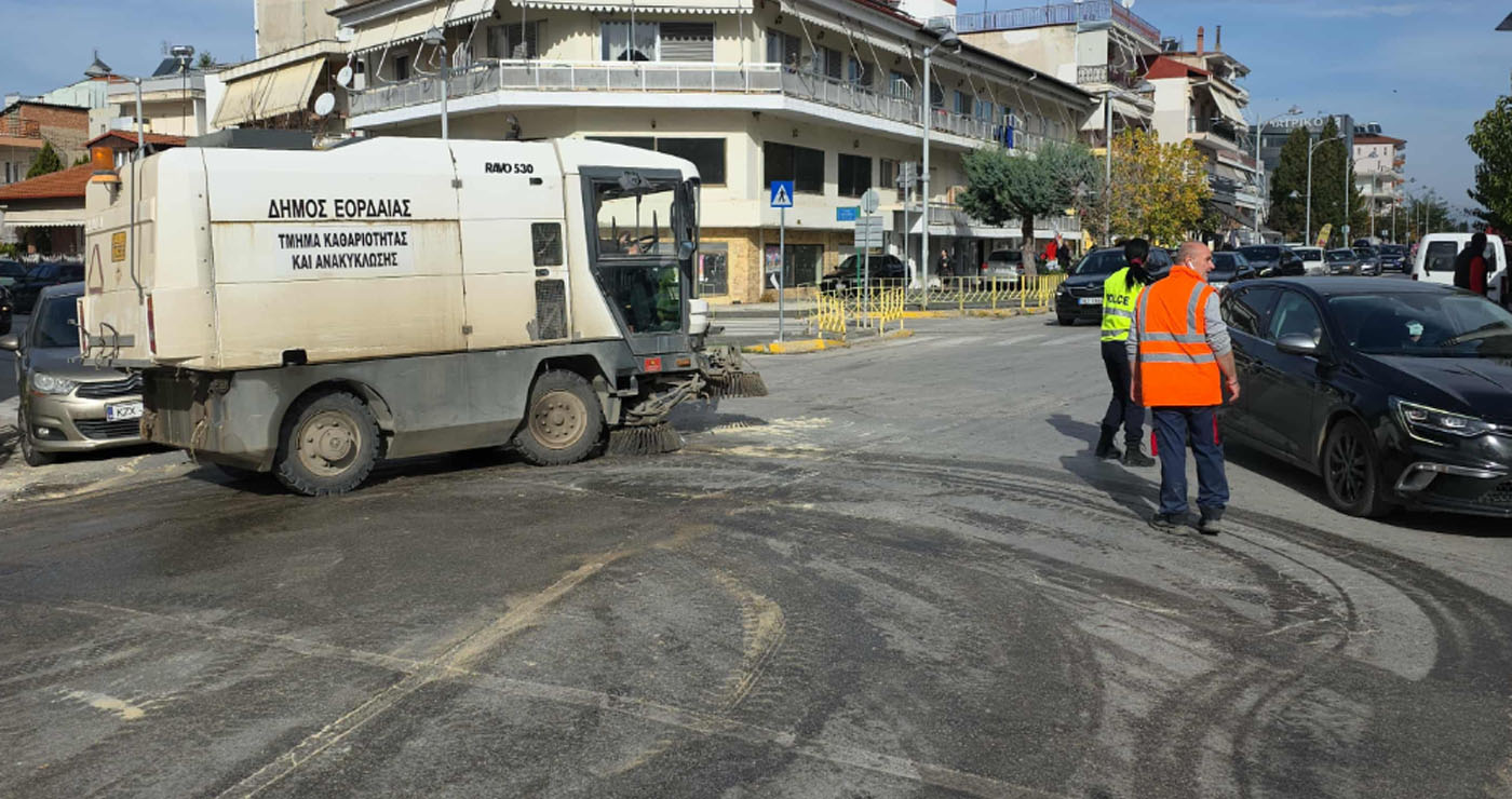 Άμεση η παρέμβαση των συνεργείων του Δήμου Εορδαίας για τον καθαρισμό στο σημείο του τροχαίου (της Κούλας Πουλασιχίδου)