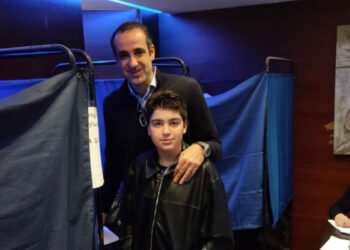 Ο Γρηγόρης Δημητριάδης ψήφισε στις εσωκομματικές εκλογές της ΝΔ μαζί με τον γιο του – «Εκπαιδεύοντας τη νέα γενιά Νεοδημοκρατών»