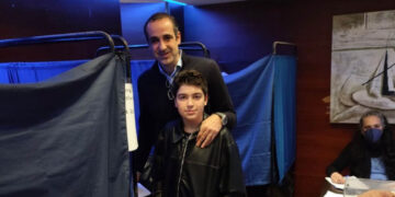 Ο Γρηγόρης Δημητριάδης ψήφισε στις εσωκομματικές εκλογές της ΝΔ μαζί με τον γιο του – «Εκπαιδεύοντας τη νέα γενιά Νεοδημοκρατών»