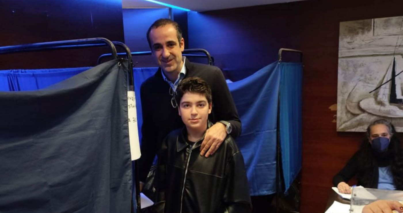 Ο Γρηγόρης Δημητριάδης ψήφισε στις εσωκομματικές εκλογές της ΝΔ μαζί με τον γιο του – «Εκπαιδεύοντας τη νέα γενιά Νεοδημοκρατών»