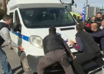 Επεισόδια στα μπλόκα των αγροτών: Έκλεισε η Εθνική στη Λάρισα