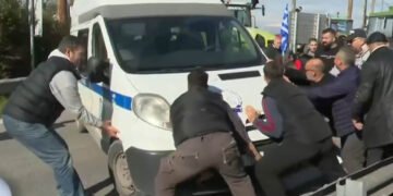 Επεισόδια στα μπλόκα των αγροτών: Έκλεισε η Εθνική στη Λάρισα