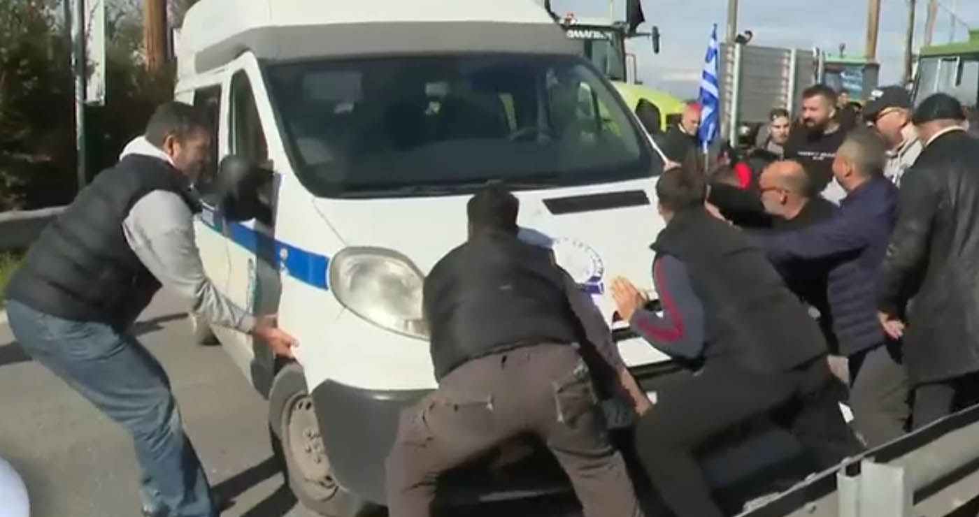 Επεισόδια στα μπλόκα των αγροτών: Έκλεισε η Εθνική στη Λάρισα