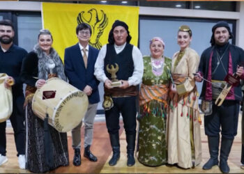 Ο Ιάπωνας που μας βάζει τα «γυαλιά»: Άπταιστα ελληνικά, χορεύει ποντιακά και διαβάζει Καζαντζάκη