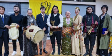 Ο Ιάπωνας που μας βάζει τα «γυαλιά»: Άπταιστα ελληνικά, χορεύει ποντιακά και διαβάζει Καζαντζάκη