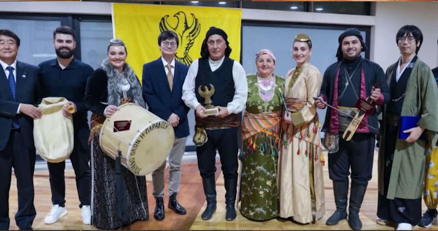 Ο Ιάπωνας που μας βάζει τα «γυαλιά»: Άπταιστα ελληνικά, χορεύει ποντιακά και διαβάζει Καζαντζάκη