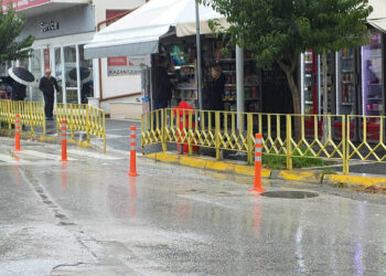 Πλαστικά κολωνάκια τοποθέτησε ο Δήμος Εορδαίας στην μεγάλη διασταύρωση του Υδραγωγείου (ρεπορτάζ της Κούλας Πουλασιχίδου)
