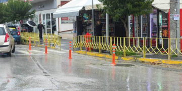 Πλαστικά κολωνάκια τοποθέτησε ο Δήμος Εορδαίας στην μεγάλη διασταύρωση του Υδραγωγείου (ρεπορτάζ της Κούλας Πουλασιχίδου)