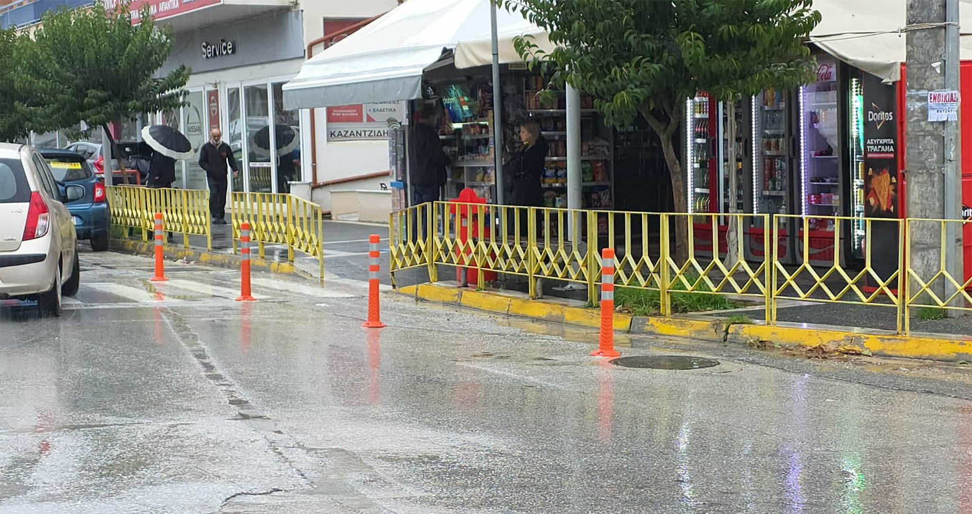 Πλαστικά κολωνάκια τοποθέτησε ο Δήμος Εορδαίας στην μεγάλη διασταύρωση του Υδραγωγείου (ρεπορτάζ της Κούλας Πουλασιχίδου)