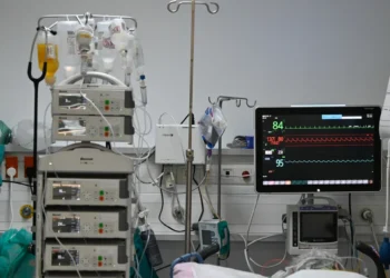 Αθήνα: 22χρονος κατάπιε ολόκληρο μπέργκερ κάνοντας challenge – Δίνει μάχη για τη ζωή του