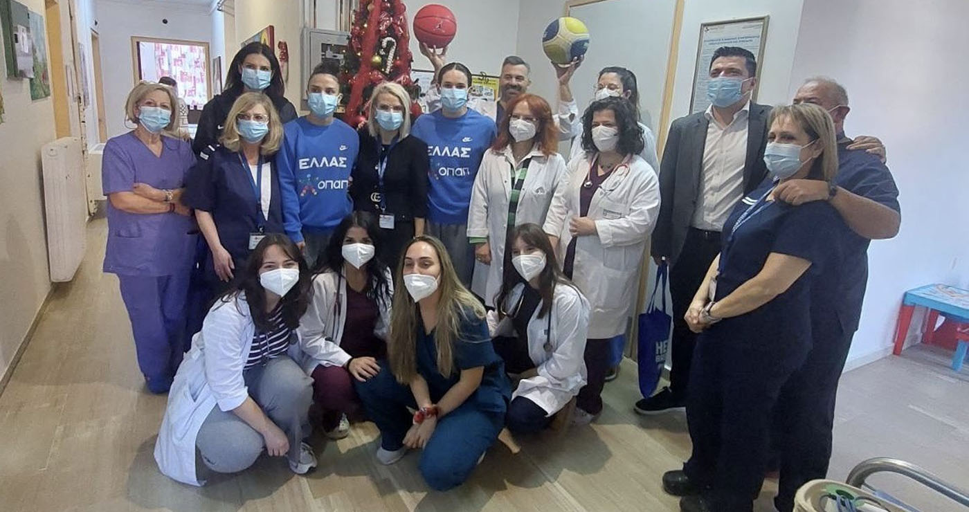 Γέμισε παιδικά χαμόγελα η Παιδιατρική Κλινική του Μαμάτσειου στην επίσκεψη της Εθνικής Μπάσκετ Γυναικών