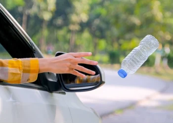 Νέος ΚΟΚ: Τέλος και στη ρίψη απορριμμάτων από το παράθυρο – Οι ποινές και τα πρόστιμα