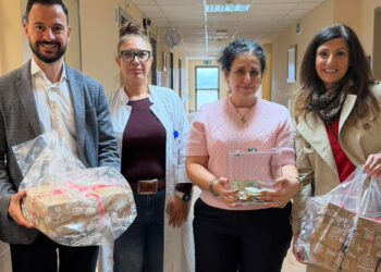 Προσφορά χειροποίητων μπισκότων στην ογκολογική του Μποδοσάκειου