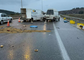 Γέμισε ψωμιά ο δρόμος στη Θεσσαλονίκη – Σύγκρουση τριών οχημάτων στην εξωτερική περιφερειακή