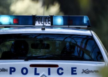 Άμεση σύλληψη 36χρονης στην Πτολεμαΐδα – Έσπασε τζάμι ΙΧ και έκλεψε αντικείμενα