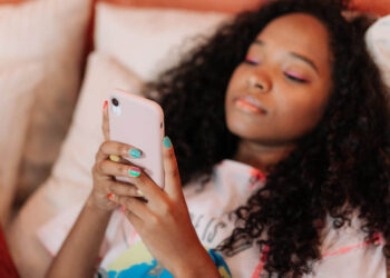 Ανιχνεύστε τον διαδικτυακό εκφοβισμό Νωρίς – Ένας οδηγός για Γονείς