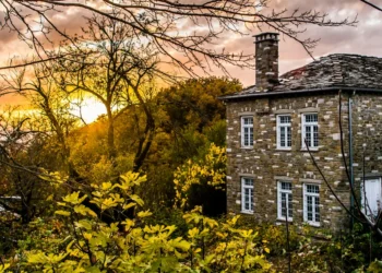 Χριστούγεννα στην Ελλάδα: «Χαμός» για ένα δωμάτιο στους δημοφιλείς προορισμούς – Sold out Καστοριά & Φλώρινα