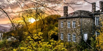 Χριστούγεννα στην Ελλάδα: «Χαμός» για ένα δωμάτιο στους δημοφιλείς προορισμούς – Sold out Καστοριά & Φλώρινα