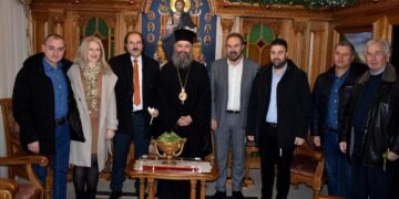 Ο Αντιπεριφερειάρχης και ο Δήμαρχος Φλώρινας με τον Μητροπολίτη κατά τη διάρκεια χριστουγεννιάτικων επισκέψεων.