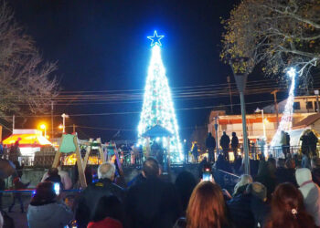 Φωτίστηκε το χριστουγεννιάτικο δέντρο στον Περδίκκα – «Ήταν όλα υπέροχα»