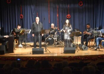 Το συγκρότημα «ΦλωριΝότες» ερμηνεύει λαϊκά τραγούδια κατά τη διάρκεια των χριστουγεννιάτικων εκδηλώσεων στη Φλώρινα.