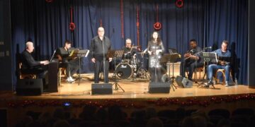 Το συγκρότημα «ΦλωριΝότες» ερμηνεύει λαϊκά τραγούδια κατά τη διάρκεια των χριστουγεννιάτικων εκδηλώσεων στη Φλώρινα.