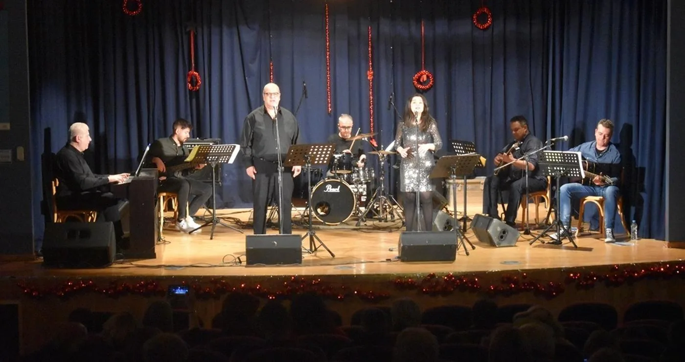 Το συγκρότημα «ΦλωριΝότες» ερμηνεύει λαϊκά τραγούδια κατά τη διάρκεια των χριστουγεννιάτικων εκδηλώσεων στη Φλώρινα.