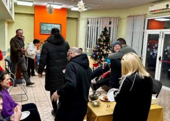 Άνθρωποι χαμογελούν και συζητούν στο ΚΔΑΠ Φλώρινας κατά την απονομή των δώρα κδαπ φλώρινας.