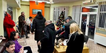 Άνθρωποι χαμογελούν και συζητούν στο ΚΔΑΠ Φλώρινας κατά την απονομή των δώρα κδαπ φλώρινας.