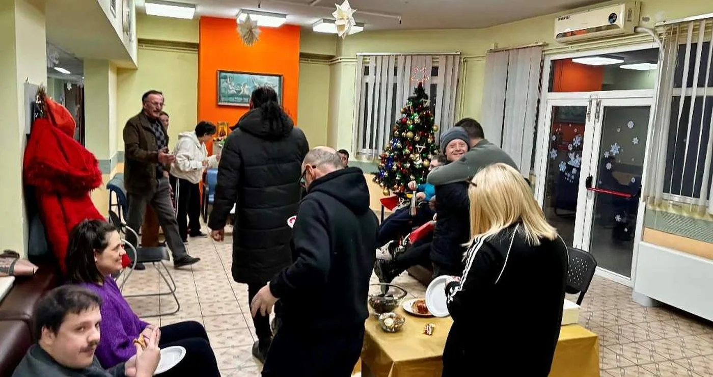 Άνθρωποι χαμογελούν και συζητούν στο ΚΔΑΠ Φλώρινας κατά την απονομή των δώρα κδαπ φλώρινας.