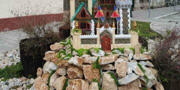 Ένα πολύχρωμο έργο Παρίση, μια μικρογλυπτική που απεικονίζει ένα παραμυθένιο κάστρο, δεσπόζει σε ένα παρτέρι με πέτρες και πράσινο στην οδό Ηπείρου στη Φλώρινα.