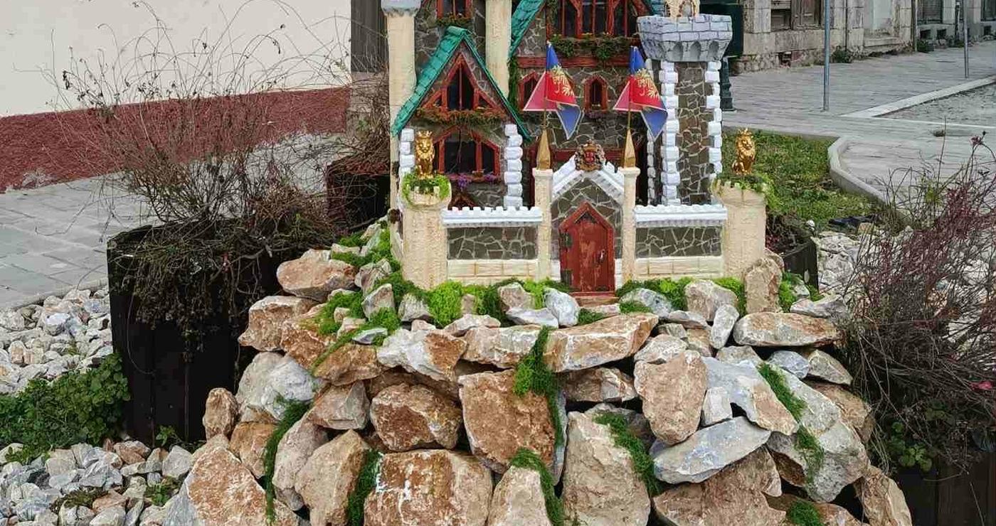 Ένα πολύχρωμο έργο Παρίση, μια μικρογλυπτική που απεικονίζει ένα παραμυθένιο κάστρο, δεσπόζει σε ένα παρτέρι με πέτρες και πράσινο στην οδό Ηπείρου στη Φλώρινα.