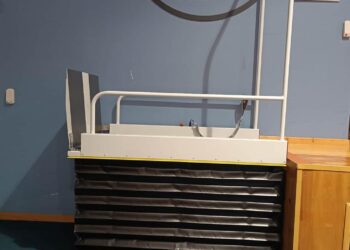 Μια νέα πλατφόρμα αναβατορίου τοποθετήθηκε στην Αίθουσα Πολλαπλών Χρήσεων στη Φλώρινα, βελτιώνοντας την προσβασιμότητα για άτομα με αναπηρία.