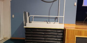 Μια νέα πλατφόρμα αναβατορίου τοποθετήθηκε στην Αίθουσα Πολλαπλών Χρήσεων στη Φλώρινα, βελτιώνοντας την προσβασιμότητα για άτομα με αναπηρία.