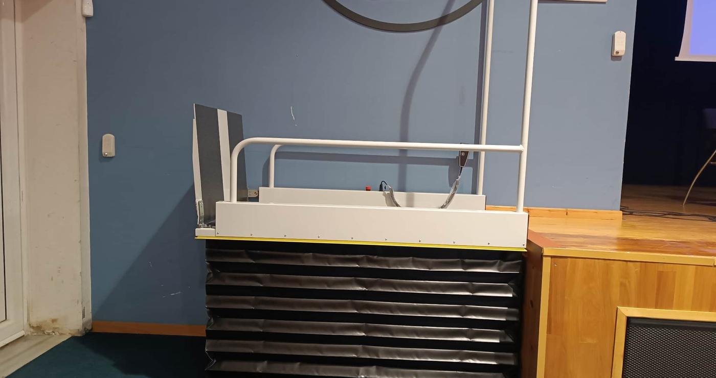 Μια νέα πλατφόρμα αναβατορίου τοποθετήθηκε στην Αίθουσα Πολλαπλών Χρήσεων στη Φλώρινα, βελτιώνοντας την προσβασιμότητα για άτομα με αναπηρία.