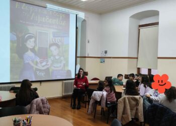 Μια ομάδα παιδιών παρακολουθεί την παρουσίαση του βιβλίου “Η Δώρα και το δώρο της αιμοδοσίας” στην εκδήλωση αιμοδοσία Σιάτιστας στο Τραμπάντζειο Γυμνάσιο.