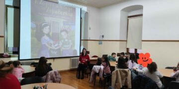 Μια ομάδα παιδιών παρακολουθεί την παρουσίαση του βιβλίου “Η Δώρα και το δώρο της αιμοδοσίας” στην εκδήλωση αιμοδοσία Σιάτιστας στο Τραμπάντζειο Γυμνάσιο.