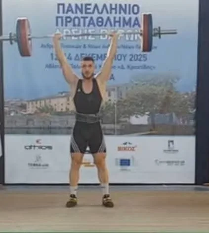 Ο αθλητής άρσης βαρών Θωμάς Γκιουλέκας σηκώνει βάρος πάνω από το κεφάλι του στο Πανελλήνιο Πρωτάθλημα Άρσης Βαρών.