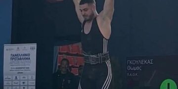 Ο αθλητής άρσης βαρών Θωμάς Γκιουλέκας σηκώνει βάρη με δύναμη κατά τη διάρκεια του Πανελληνίου Πρωταθλήματος, κατακτώντας χρυσά μετάλλια.