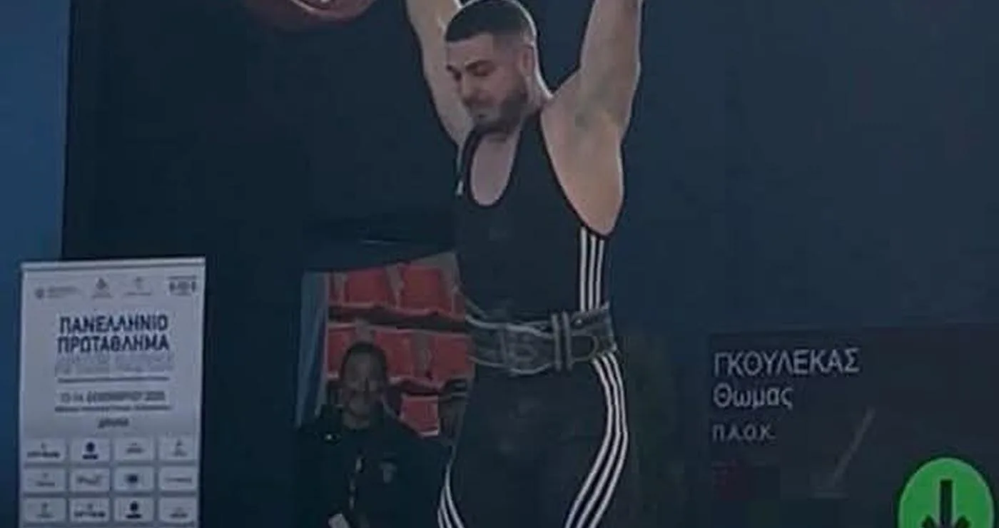 Ο αθλητής άρσης βαρών Θωμάς Γκιουλέκας σηκώνει βάρη με δύναμη κατά τη διάρκεια του Πανελληνίου Πρωταθλήματος, κατακτώντας χρυσά μετάλλια.