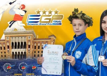 Δύο αθλητές της Μακεδονικής Δύναμης, ο Χρήστος Μάνιος και η Κωνσταντίνα Αλμασίδου, χαμογελούν φορώντας τα μετάλλιά τους μπροστά από το κτίριο του Ευρωπαϊκού Taekwondo Grand Prix στη Σαράγιεβο.